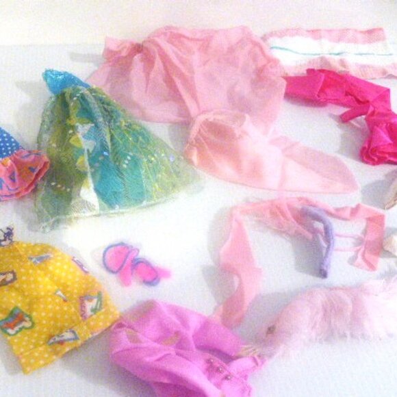 TYS1 - Lot of 6 BARBIES Barbie CLOTHS Barbie Collection Bratz Barbie Accessories - Picture 3 of 11